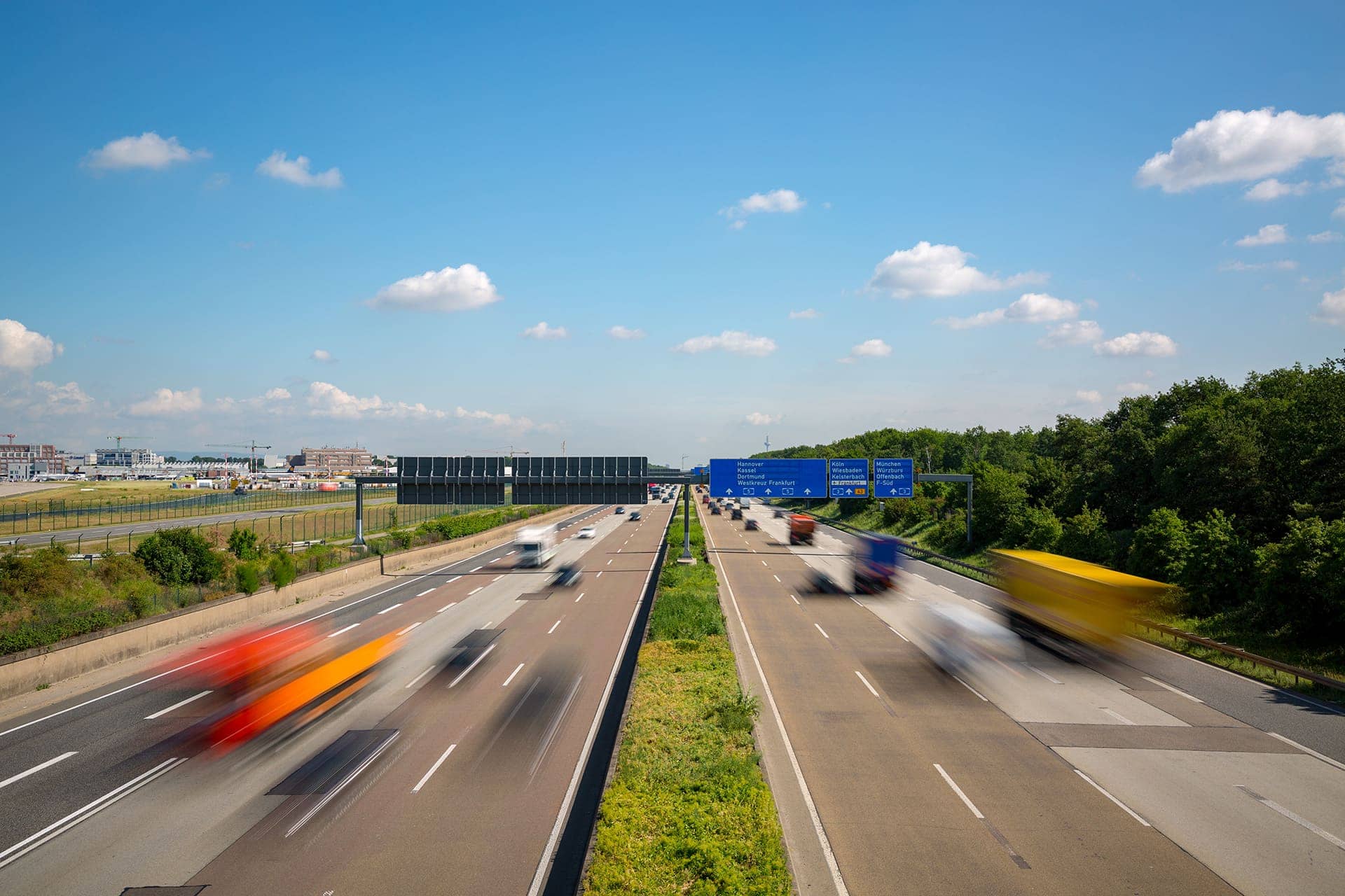Autobahn mit unscharfen LKW Frankfurt am Main Deutschland